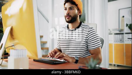 Kreativ, Designer oder Mann am Computer im Startup für künstlerische Projekte, digitale Medien oder Videobearbeitung. Produzent, Redakteur oder Recherche nach Inhalten Stockfoto
