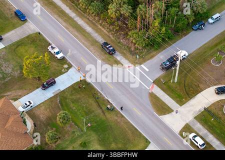 Mitarbeiter von Abschleppunternehmen reinigen verstreuten Schmutz und verschüttete Flüssigkeiten mit Sand an der Unfallstelle in Florida Stockfoto