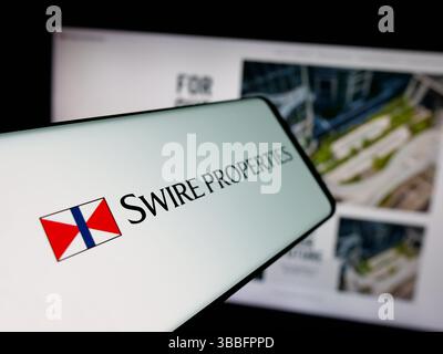 Deutschland. April 2025. In dieser Abbildung ist ein Smartphone mit dem Logo des Immobilienunternehmens Swire Properties Limited auf dem Bildschirm vor der Website zu sehen. (Credit Image: © Timon Schneider/SOPA Images via ZUMA Press Wire) NUR REDAKTIONELLE VERWENDUNG! Nicht für kommerzielle ZWECKE! Stockfoto