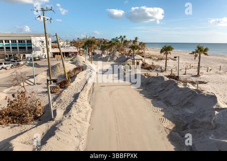 Müll aus schwer beschädigten Häusern nach Hurrikan Milton Sturmflut. Schutthaufen auf der Straßenseite der Manasota Key Street in Florida. Konsequenzen Stockfoto