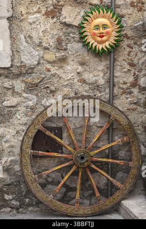 Rad eines sizilianischen Wagens, italienisches Carretto siciliano, sizilianisches Carrettu sicilianu und eine typische Keramik, Taormina, Sizilien, Italien, Europa Stockfoto