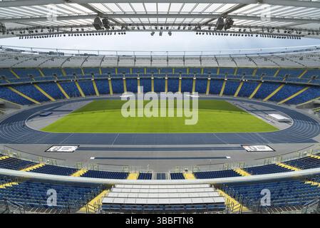 CHORZOW, POLEN - 9. MAI 2018: Tribune und Pitch in der Multifunktionsarena des Schlesischen Stadions, angepasst an Fußballspiele, Leichtathletik und speedway. Die se Stockfoto