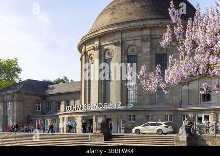 Bahnhof Köln Messe Deutz. Außenansicht des Bahnhofsgebäudes. Stadtblick auf Köln. Köln, Nordrhein-Westfalen, Deutschland, Europa Stockfoto