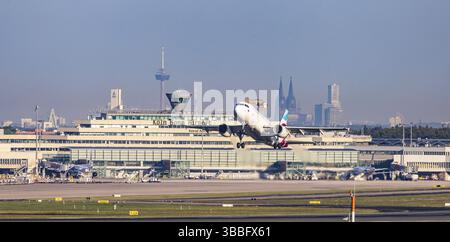 Flughafen Köln/Bonn. Flugzeuge starten. Luftfahrzeugzulassung D-ABGQ, Eurowings, Airbus A319-100, Köln, Nordrhein-Westfalen, Deutschland, Europa Stockfoto