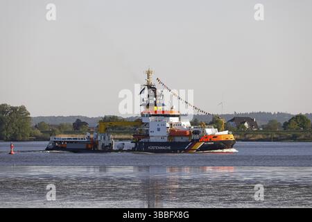 Mehrzweckschiff Neuwerk der Deutschen Küstenwache, Seefahrtspolizei, Verlassen des Hamburger Hafens an der Elbe, Wedel, Schleswig-Holstein, Stockfoto
