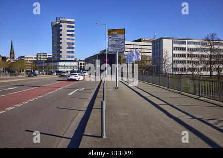 Hochhäuser, allgemeine Entwicklung, moderne Architektur, Betonbau, Absperrpfoller, Metallgeländer, Schatten, regionale ERGO-Zentrale Stockfoto