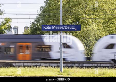Bahnhof mit regionalem Zug- und Bahnhofsschild. Kölner Fachmesse Deutz. Stadtansicht von Köln, Nordrhein-Westfalen, Deutschland, Europa Stockfoto