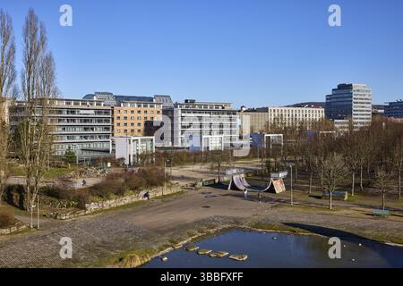 Park, Skatepark, Wege, Bäume, Rasen, moderne Architektur, Betongebäude, Wolkenkratzer, Vogelperspektive, blauer Himmel, wolkenlos, Buergerpark Hafenins Stockfoto