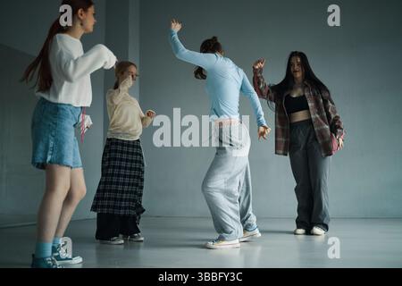 Tanz mit Gruppe verschiedener junger Frauen feiern Stockfoto