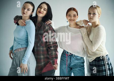 Porträt von vier verschiedenen jungen Frauen, die im Raum posieren Stockfoto