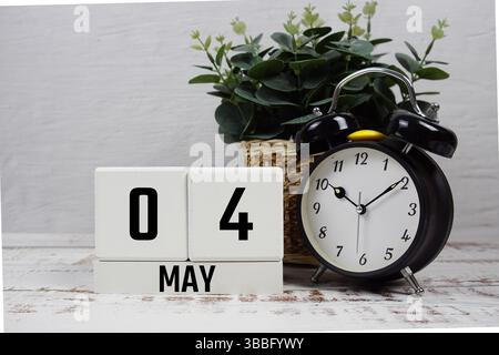 Holzkalender mit dem Datum des 4. Mai. Tag 4 des Monats Mai Stockfoto