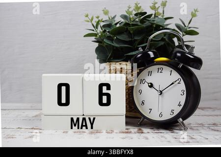 Holzkalender mit dem Datum des 6. Mai. Tag 6 des Monats Mai Stockfoto