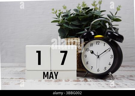 Holzkalender mit dem Datum des 17. Mai. Tag 17 im Mai Monat Stockfoto