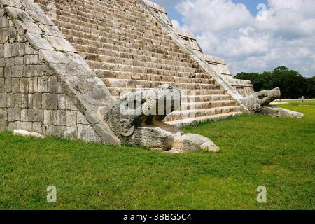 Mexiko. Yucatan. Chichén Itza. El Castillo oder Tempel des Kukulcan. Mesoamerikanische Stufenpyramide. 8.-12. Jh. Detail der gefiederten Schlangengottheit (Kukulkanl Stockfoto