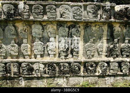 Mexiko. Yucatan. Chichén Itza. Blick auf das Tzompantli oder die Plattform der Schädel. Stockfoto