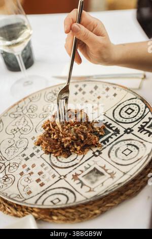 Pilz-Risotto auf einer dekorativen Platte Stockfoto