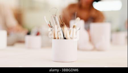 Keramik, Kunst und Werkzeuge in Werkstätten für künstlerische Prozesse, Skulpturengestaltung und Kunstlernen. Nahaufnahme, Personen und Ausrüstung für die handwerkliche Produktion Stockfoto