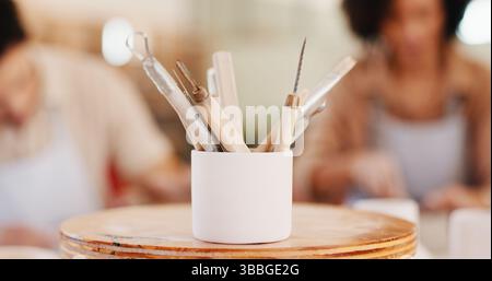 Keramik, Kunst und Werkzeuge in Werkstätten für Prozess-, Skulpturengestaltung und das Lernen von Kunstwerken. Nahaufnahme, Menschen und künstlerische Ausrüstung für die handwerkliche Produktion Stockfoto