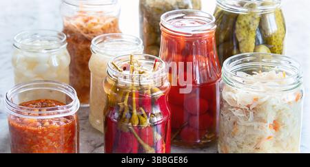 Fermentiertes vegetarisches und eingelegtes Lebensmittelkonzept. Draufsicht. Stockfoto