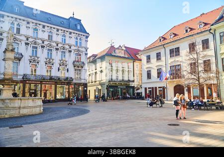 Slowakei, Bratislava - 8. Oktober 2022: Hauptplatz mit Menschen, die im Zentrum der Altstadt von Bratislava spazieren Stockfoto