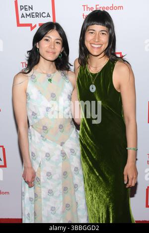 New York, USA. Mai 2025. Olivia Sulkowicz und Emma Sulkowicz nahmen 2025 am 15. Mai 2025 an der PEN America Spring Literary Gala im American Museum of Natural History in New York Teil. (Foto: Efren Landaos/SIPA USA) Credit: SIPA USA/Alamy Live News Stockfoto