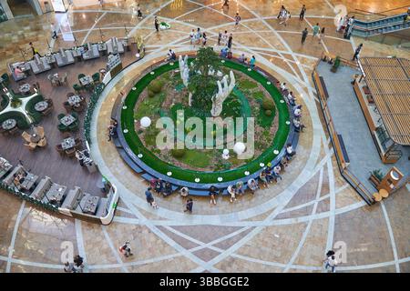Moskau, Russland - 30.07.2022: Innenansicht des Afimall-Einkaufszentrums im Geschäftszentrum Moskau-Stadt. Draufsicht Stockfoto