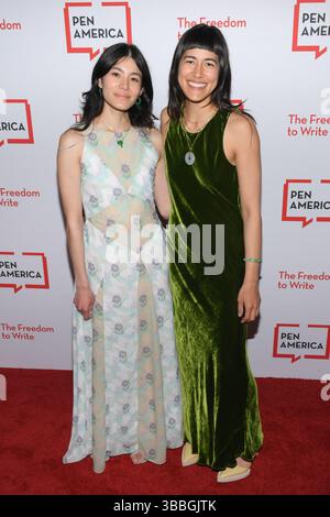 New York, USA. Mai 2025. Olivia Sulkowicz und Emma Sulkowicz nahmen 2025 am 15. Mai 2025 an der PEN America Spring Literary Gala im American Museum of Natural History in New York Teil. (Foto: Efren Landaos/SIPA USA) Credit: SIPA USA/Alamy Live News Stockfoto