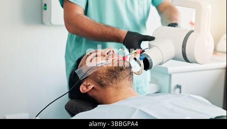 Termin, Beratung oder Röntgen mit Zahnarzt und Patient in der Praxis zur Beurteilung oder Untersuchung. Ausrüstung, Gesundheit und Mund des Menschen in der Klinik mit Stockfoto