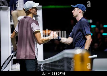 Rotterdam, Niederlande. Februar 2024. ROTTERDAM, NIEDERLANDE - 14. FEBRUAR: Jannik Sinner aus Italien schüttelt die Hand mit Botic van de Zandschulp aus den Niederlanden nach dem ersten Spiel der Männer während des 3. Tages der ABN AMRO Open 2024 beim Rotterdam Ahoy am 14. Februar 2024 in Rotterdam. (Foto: Rene Nijhuis/BSR Agency) Credit: BSR Agency/Alamy Live News Stockfoto