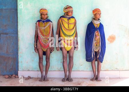 Frauen aus dem Stamm Bonda in farbenfroher traditioneller Kleidung und wunderschönen Halsketten posieren für ein Foto in einem kleinen Dorf im ländlichen Orissa, Indien Stockfoto