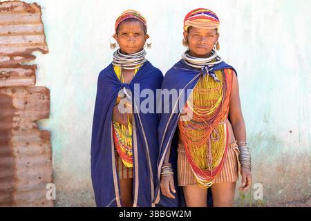 Frauen aus dem Stamm Bonda in farbenfroher traditioneller Kleidung und wunderschönen Halsketten posieren für ein Foto in einem kleinen Dorf im ländlichen Orissa, Indien Stockfoto