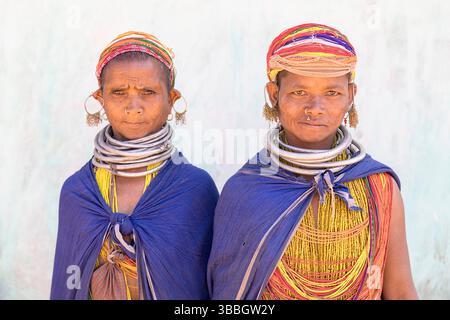 Frauen aus dem Stamm Bonda in farbenfroher traditioneller Kleidung und wunderschönen Halsketten posieren für ein Foto in einem kleinen Dorf im ländlichen Orissa, Indien Stockfoto