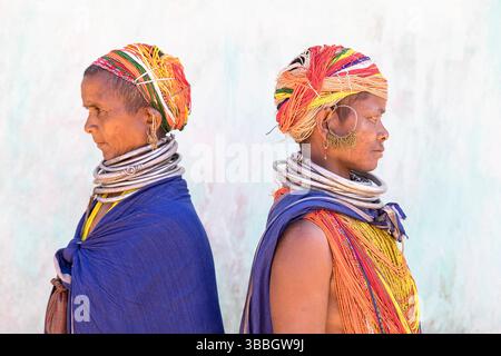 Frauen aus dem Stamm Bonda in farbenfroher traditioneller Kleidung und wunderschönen Halsketten posieren für ein Foto in einem kleinen Dorf im ländlichen Orissa, Indien Stockfoto