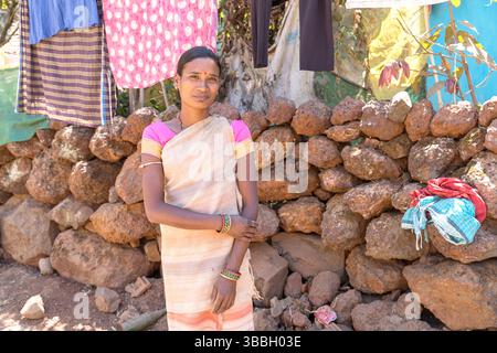 Frau in einem kleinen Dorf im ländlichen Teil von orissa in indien, gekleidet in traditionelle indische Kleidung Stockfoto