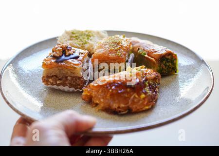 Pistazien, Walnüsse und verschiedene andere Arten von Baklava Stockfoto