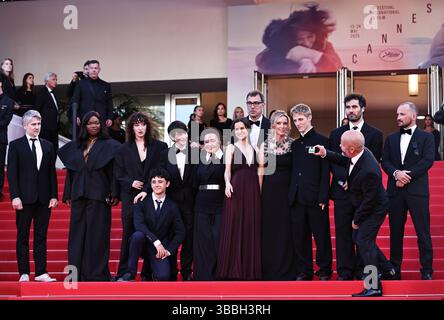 Cannes, Frankreich. Mai 2025. Die Besetzungsmitglieder treffen auf dem roten Teppich vor der Premiere von „Dossier 137“ des französischen Filmregisseurs Dominik Moll während der 78. Ausgabe der Filmfestspiele in Cannes, Südfrankreich, am 15. Mai 2025 ein. Quelle: Gao Jing/Xinhua/Alamy Live News Stockfoto