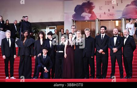 Cannes, Frankreich. Mai 2025. Die Besetzungsmitglieder treffen auf dem roten Teppich vor der Premiere von „Dossier 137“ des französischen Filmregisseurs Dominik Moll während der 78. Ausgabe der Filmfestspiele in Cannes, Südfrankreich, am 15. Mai 2025 ein. Quelle: Gao Jing/Xinhua/Alamy Live News Stockfoto