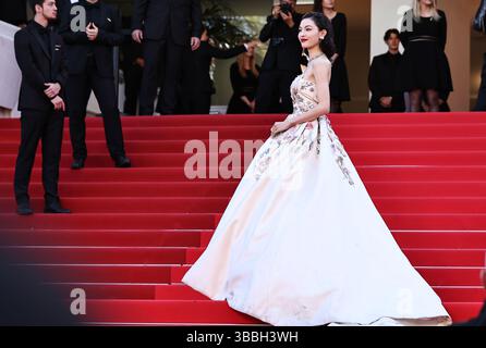 Cannes, Frankreich. Mai 2025. Die chinesische Schauspielerin Zhong Chuxi kommt auf dem roten Teppich vor der Premiere von Dossier 137 des französischen Filmregisseurs Dominik Moll während der 78. Ausgabe des Filmfestivals in Cannes, Südfrankreich, am 15. Mai 2025. Quelle: Gao Jing/Xinhua/Alamy Live News Stockfoto