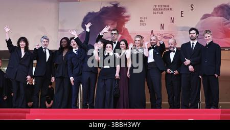 Cannes, Frankreich. Mai 2025. Die Besetzungsmitglieder treffen auf dem roten Teppich vor der Premiere von „Dossier 137“ des französischen Filmregisseurs Dominik Moll während der 78. Ausgabe der Filmfestspiele in Cannes, Südfrankreich, am 15. Mai 2025 ein. Quelle: Gao Jing/Xinhua/Alamy Live News Stockfoto