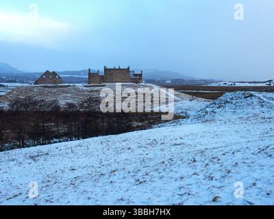 Ruthven Barracks und Teil des RSPB Insh Marshes Reserve in Snow, nahe Kingussie, Badenoch und Strathspey, Highland, Schottland, Großbritannien, November 2021 Stockfoto