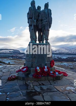 Gedenkstätte für die britischen Kommandoeinheiten mit den schneebedeckten Bergen der Ben Nevis Range jenseits der Spean Bridge, Lochaber, Schottland, Großbritannien, Nove Stockfoto