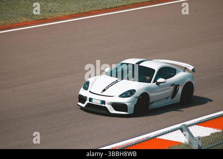 Wunderbares Erlebnis beim Porsche Experience – fantastische, feurige Autos, die bereit sind, auf der Strecke zu fahren! Stockfoto