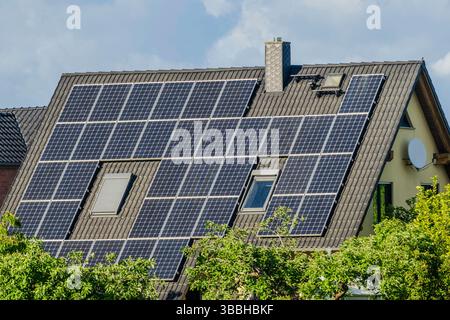 Ein Sonnensystem auf dem Dach eines Hauses Stockfoto