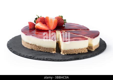 Käsekuchen mit Erdbeeren auf Holztisch Stockfoto