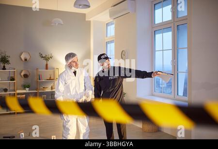 Kriminologe Und Polizeibeamter, Der Verbrechen Untersucht Und Beweise Sammelt Stockfoto