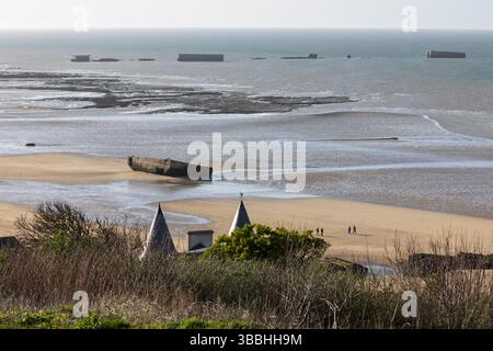 Überreste des Mulberry Harbour, Arromanches-les-Bains, Normandie, Frankreich, Europa Stockfoto
