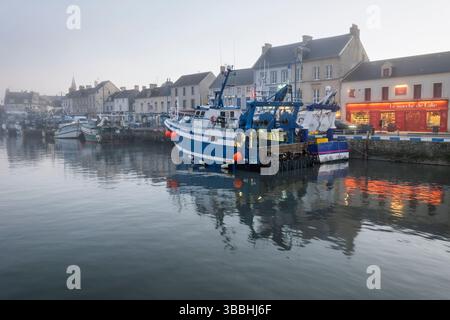 Fischerhafen von Port en Bessin in Meeresnebel, Port en Bessin, Departement Calvados, Normandie, Frankreich, Europa Stockfoto