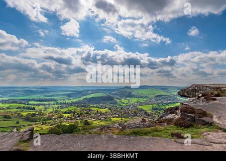 Dramatischer Blick über das Derwent-Tal vom Froggatt Edge aus mit dem Dorf Calver unten Stockfoto