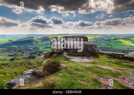 Dramatischer Blick über das Derwent-Tal vom Froggatt Edge aus mit dem Dorf Calver unten Stockfoto