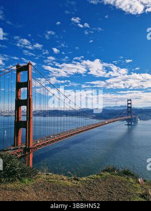 Die Golden Gate Bridge steht majestätisch unter einem klaren blauen Himmel Stockfoto